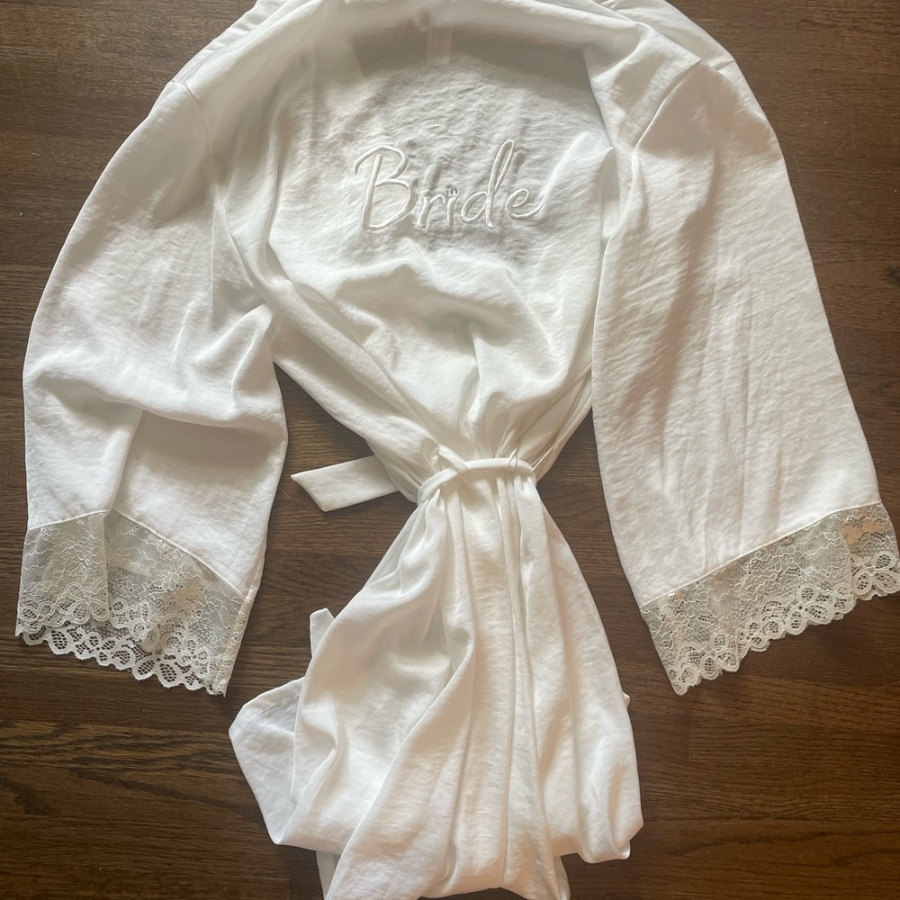 Luxurious White Lace Bridal Robe